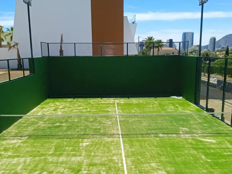 Fotografia de Court de padel mural dans une urbanisation à Calpe